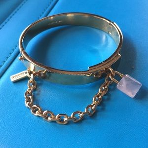 Really pretty gold tone bracelet!